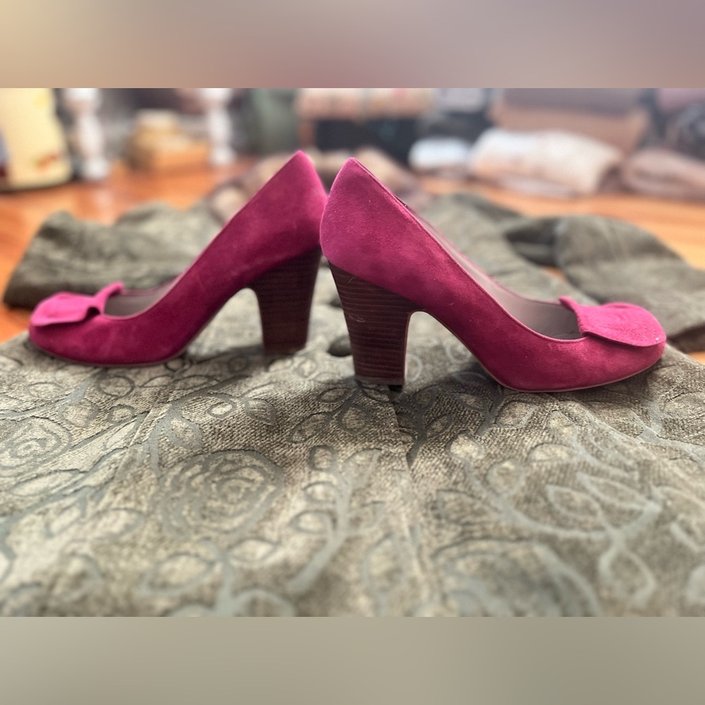 Hinge Brand Suede Leather Pumps - Picture 3 of 6